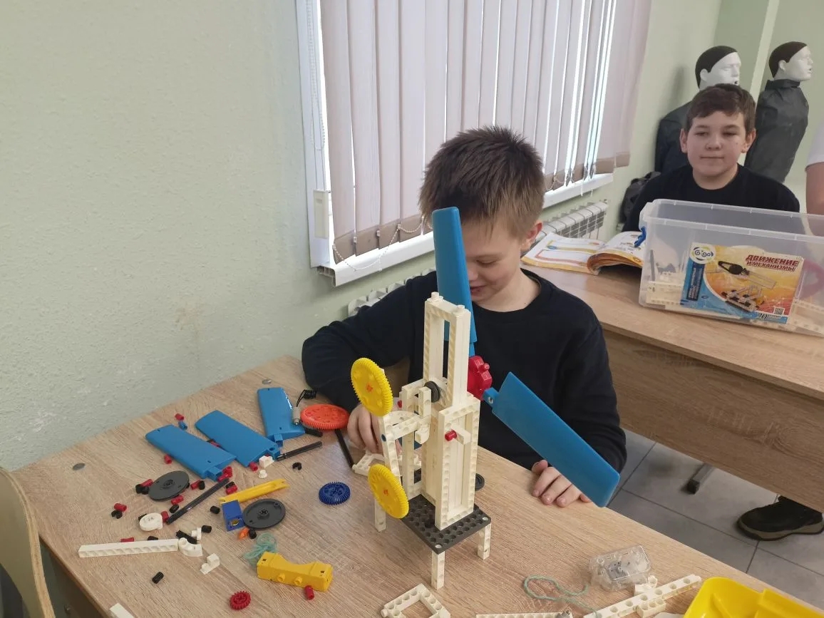 Конструирование моделей на основе LEGO-конструктора.
