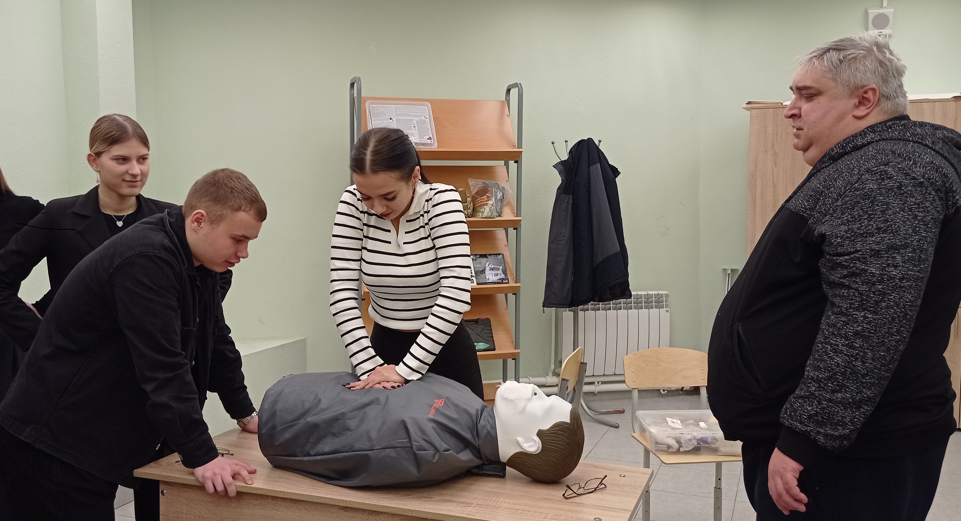 Помощь при обструкции дыхательных путей. Приём Хеймлиха..